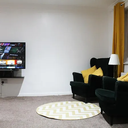 Lägenhet Cosy Spacious 4 Bedroom Town House With Shared Bathrooms, Living Space, Kitchen And Garden *
