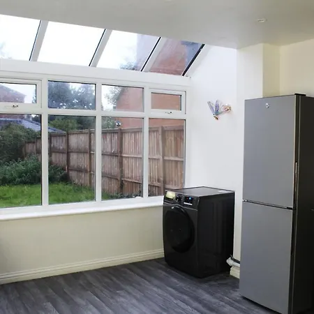 Cosy Spacious 4 Bedroom Town House With Shared Bathrooms, Living Space, Kitchen And Garden Lägenhet