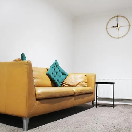 Cosy Spacious 4 Bedroom Town House With Shared Bathrooms, Living Space, Kitchen And Garden Apartmán Manchester