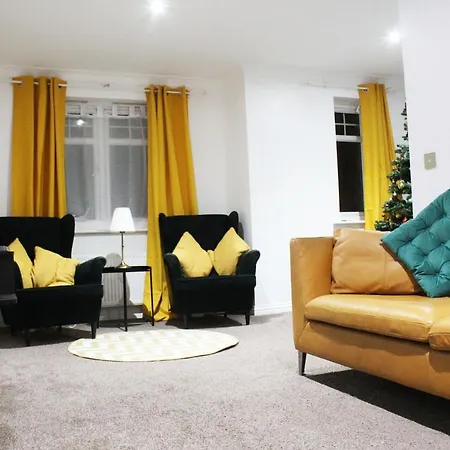 Apartmán Cosy Spacious 4 Bedroom Town House With Shared Bathrooms, Living Space, Kitchen And Garden
