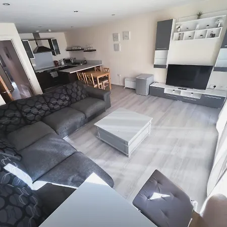 아파트 Spacious 2 Bed Flat, Free Parking, Close To Town *