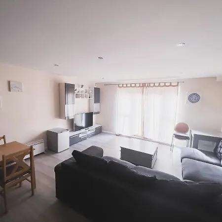 Spacious 2 Bed Flat, Free Parking, Close To Town