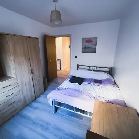 Spacious 2 Bed Flat, Free Parking, Close To Town 아파트 맨체스터