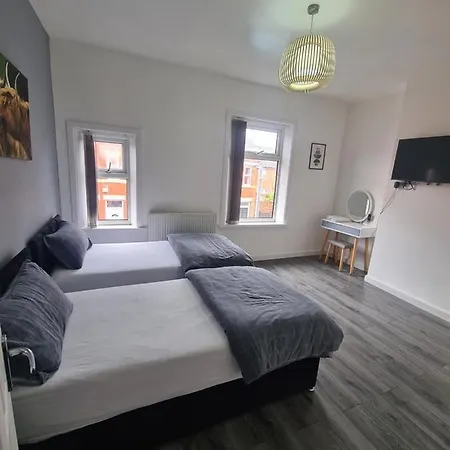 Lovely 2-bedroom House Close To Media City. *