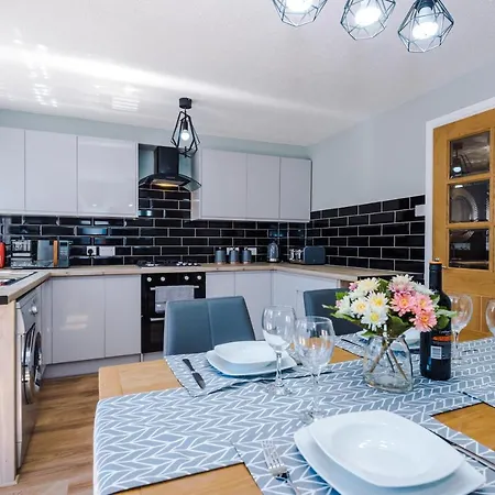 Stylish 4 Bedroom Close To City Centre Manchester