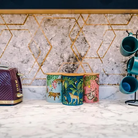 Spacious And Modern 5 Bedroom House Vakantiehuis *