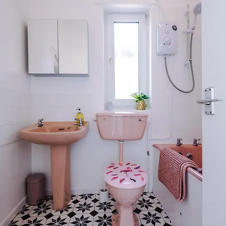 Spacious 4 Bed With Parking Σπίτι διακοπών *