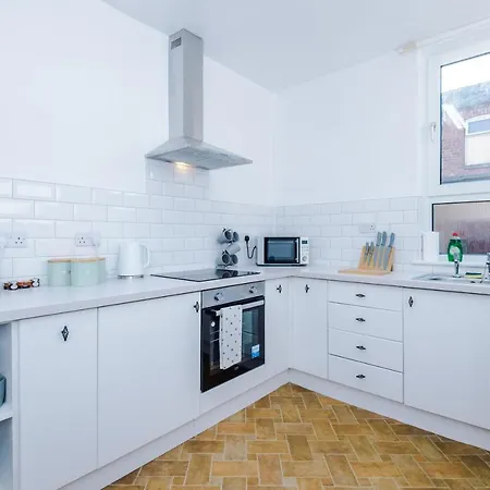 Spacious 4 Bed With Parking Vakantiehuis *