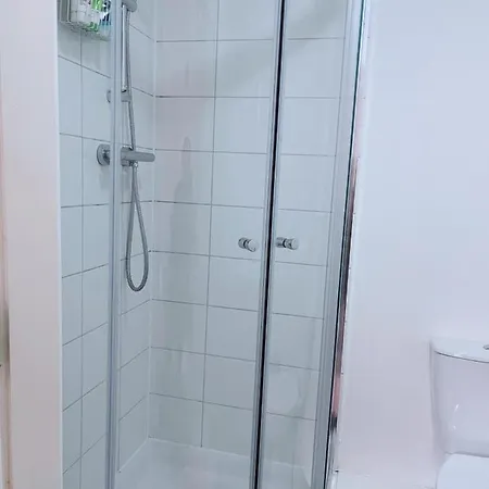 Modern Double Bedroom With Attached Bath マンチェスター