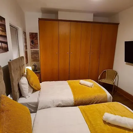 Cheerful 3-bedroom In Stretford בית נופש