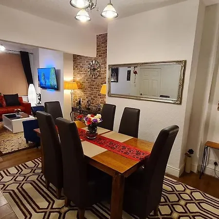 Cheerful 3-bedroom In Stretford בית נופש *
