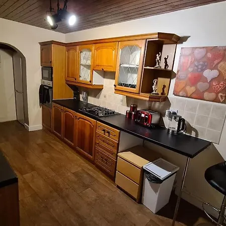 Cheerful 3-bedroom In Stretford בית נופש *