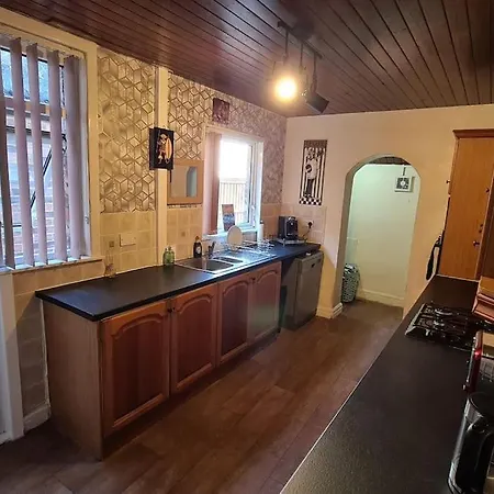 Cheerful 3-bedroom In Stretford בית נופש