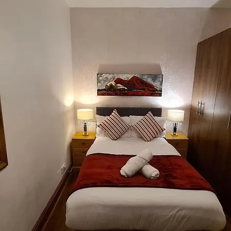 Cheerful 3-bedroom In Stretford בית נופש *