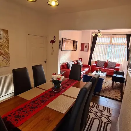 Cheerful 3-bedroom In Stretford בית נופש