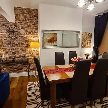 Nyaraló Cheerful 3-bedroom In Stretford *
