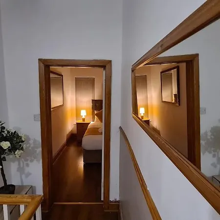 Nyaraló Cheerful 3-bedroom In Stretford