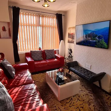 Nyaraló Cheerful 3-bedroom In Stretford