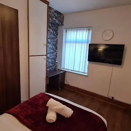 Cheerful 3-bedroom In Stretford *