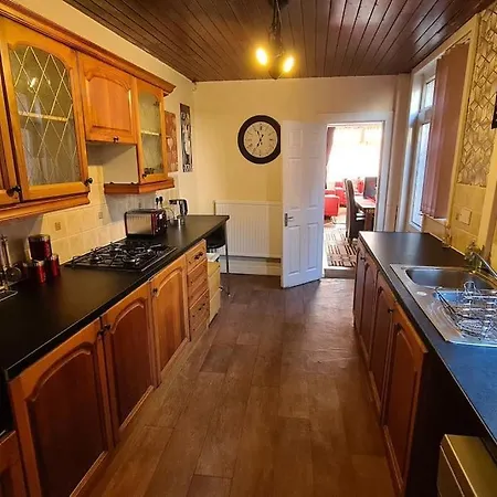 בית נופש Cheerful 3-bedroom In Stretford *
