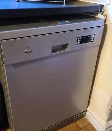 Cheerful 3-bedroom In Stretford בית נופש