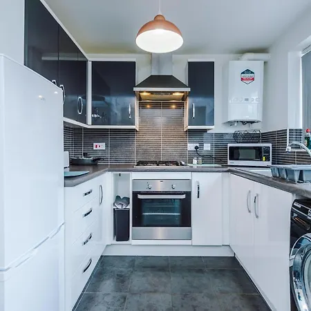 Holiday home Chic 2 Bed House With Garden & Free Parking *
