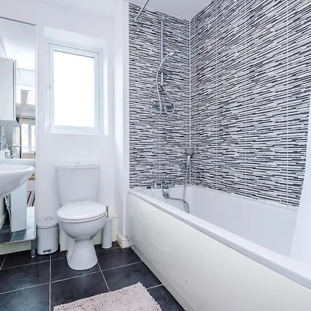 Holiday home Chic 2 Bed House With Garden & Free Parking Manchester