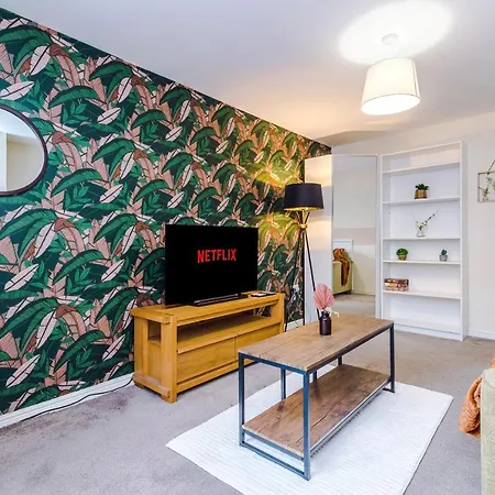 Holiday home Chic 2 Bed House With Garden & Free Parking *