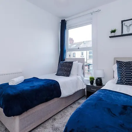 3 Bed House Close To Etihad Stadium - Free Parking Holiday home Manchester
