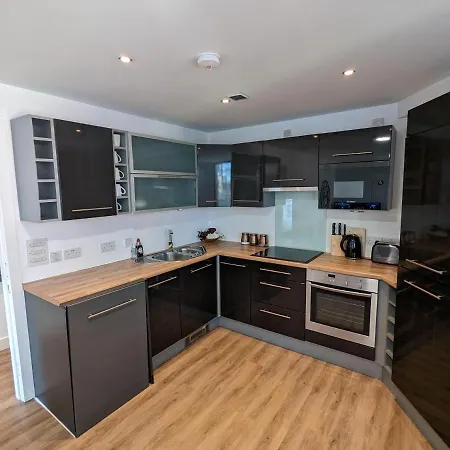 Stylish Modern Spacious Very Central 2 Bed 2 Bath Lejlighed *