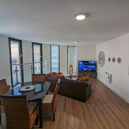 Stylish Modern Spacious Very Central 2 Bed 2 Bath Lejlighed