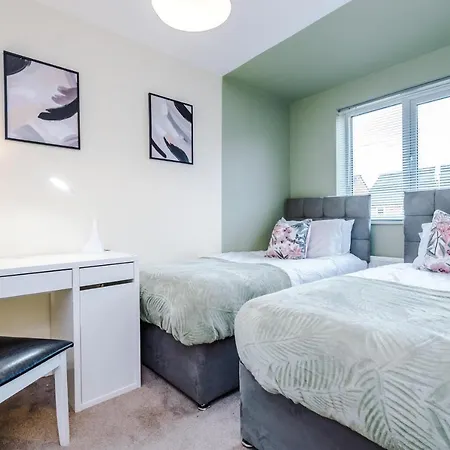 Chic 2 Bed House With Garden & Free Parking Holiday home *