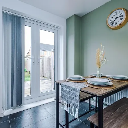 Holiday home Chic 2 Bed House With Garden & Free Parking