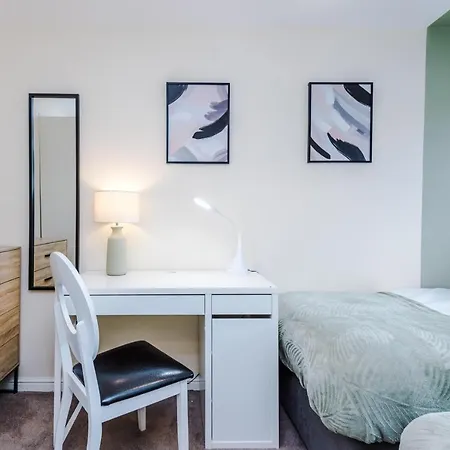 Chic 2 Bed House With Garden & Free Parking Manchester