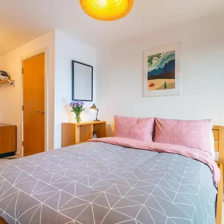 2 Bedroom Modern Flat In - Free Parking * Manchester