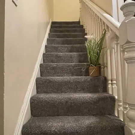 The Hive Manchester, Sleeps 18 People, Free Wifi,parking Contractors And Office Parties, 10 Min *