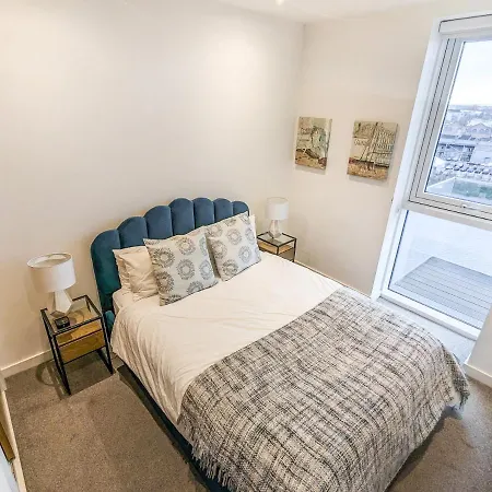 Waterfront Retreat: Modern 2-bed * מנצ'סטר