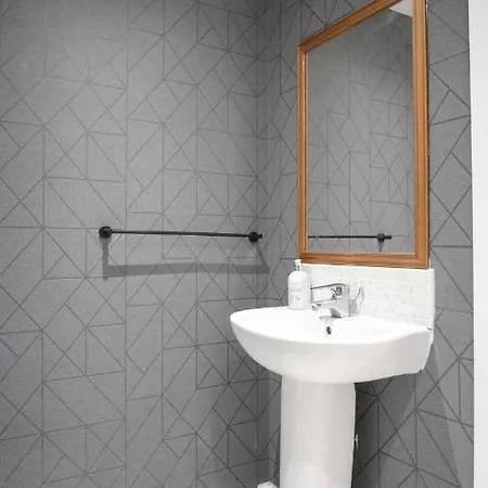 Spacious 2br 2ba Centre Sleeps 5 *