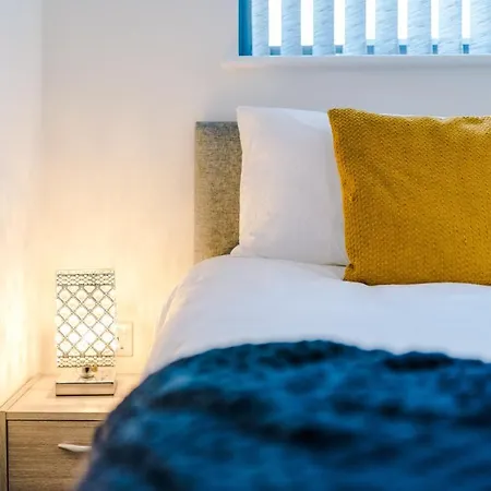 アパート Weekly And Monthly Bookings At Zinnia Unit - Telly Homes Limited- New One Bed Apartment, Old Trafford
