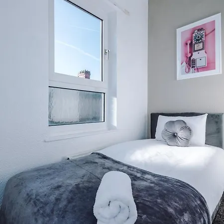 Spacious 4 Bed With Parking Vakantiehuis