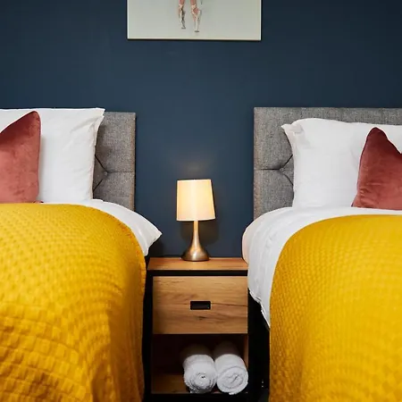 Fabulous 5 Bed House W Parking *