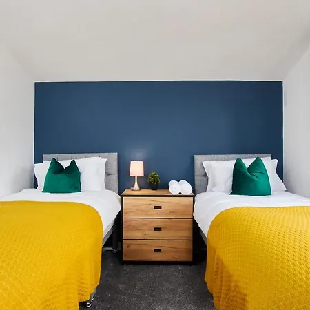 Fabulous 5 Bed House W Parking Holiday home Manchester