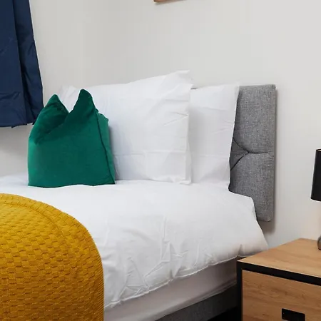 Fabulous 5 Bed House W Parking Holiday home