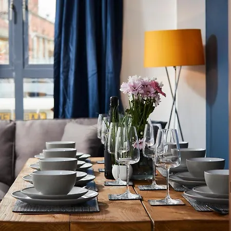 Fabulous 5 Bed House W Parking Manchester