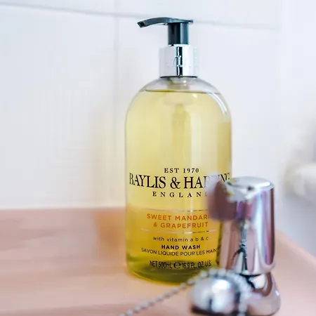 Vakantiehuis Spacious 4 Bed With Parking Manchester