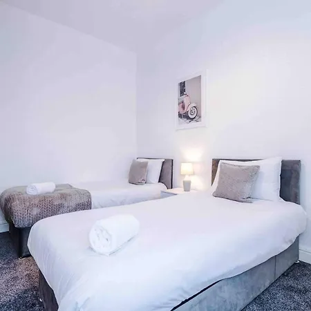 Spacious 4 Bed With Parking