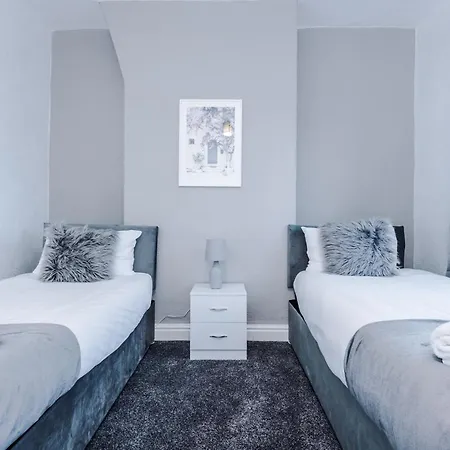 Vakantiehuis Spacious 4 Bed With Parking