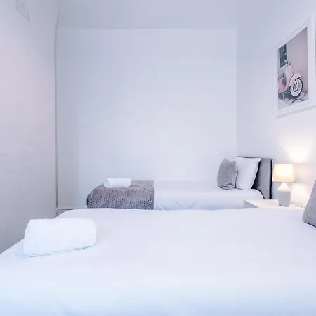 Vakantiehuis Spacious 4 Bed With Parking