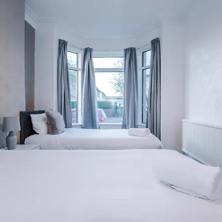 Spacious 4 Bed With Parking *