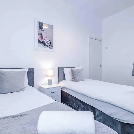 Σπίτι διακοπών Spacious 4 Bed With Parking